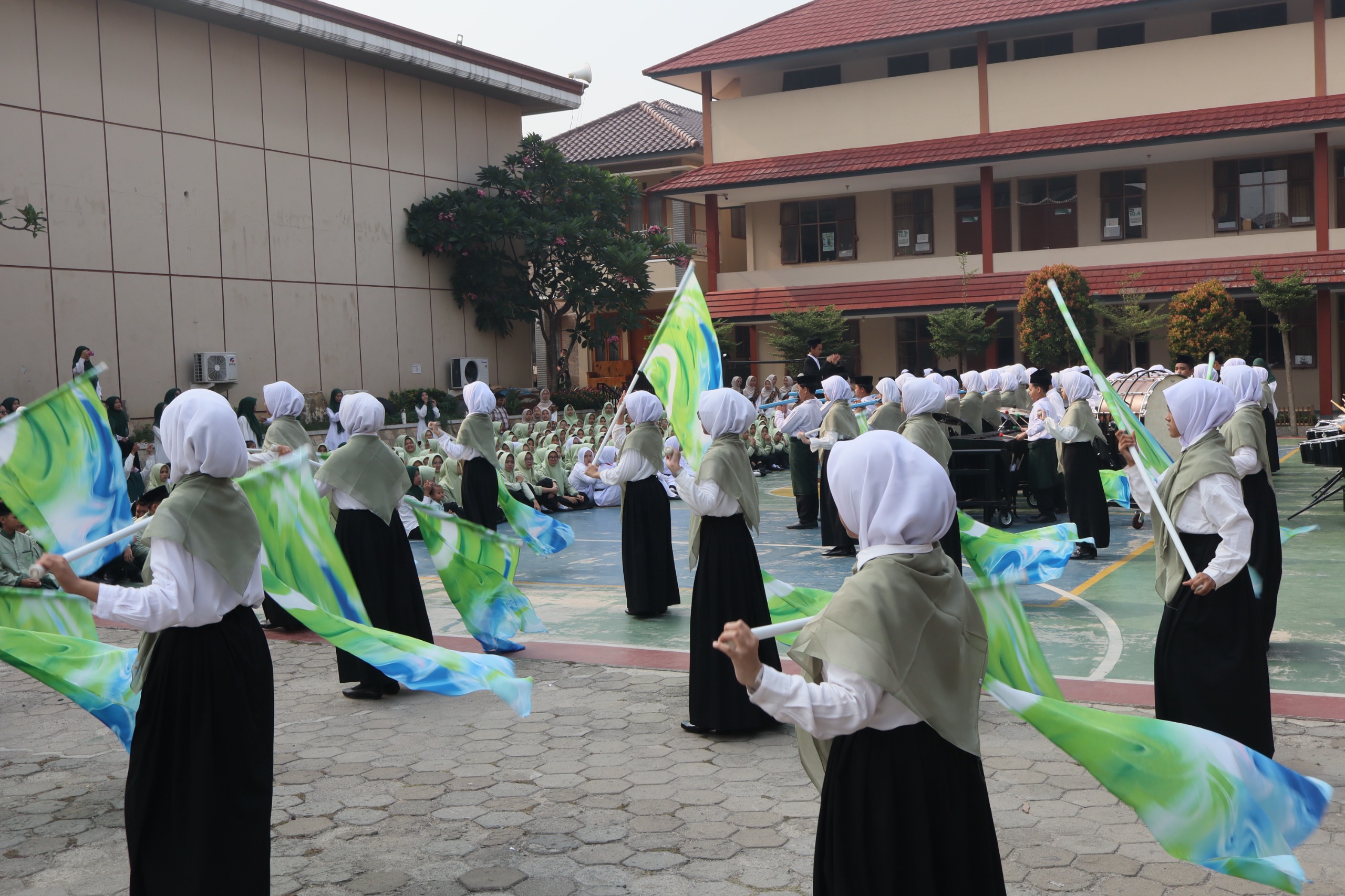 Marching Band Al-Tsaqafah Meriahkan Upacara Hari Santri Nasional 2026