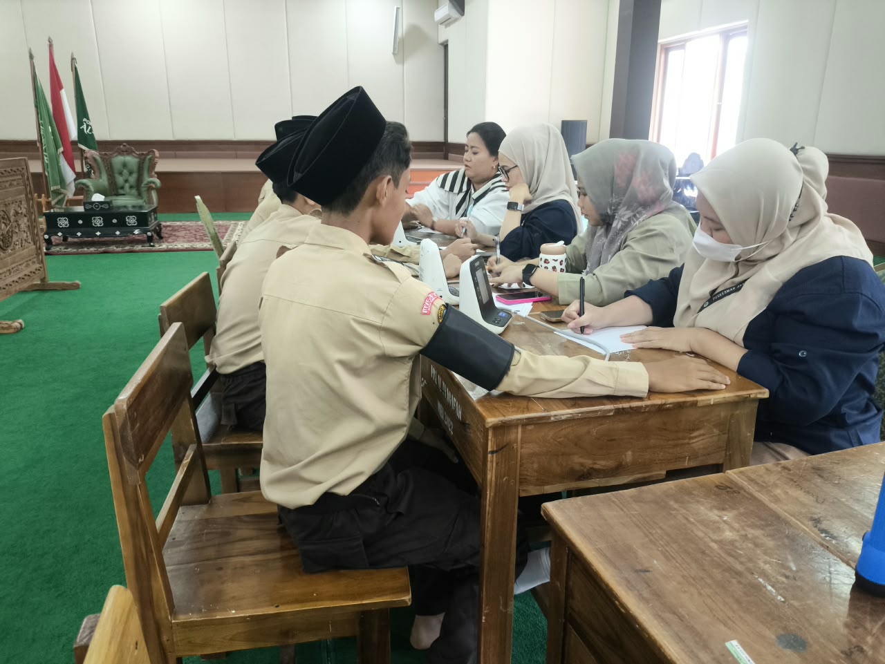 Kerja Sama dengan Puskesmas Jagakarsa, Al-Tsaqafah Gelar Cek Kesehatan Gratis bagi Santri